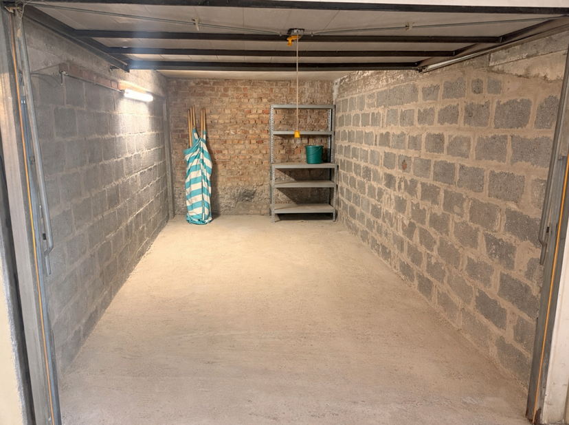 Residentie DE ZWALUW : tegen de zeedijk met inkom langs de Zwaluwenlaan , individuele ondergrondse garage voor 1 wagen : Afmetingen : 5m15 diep, 2m65