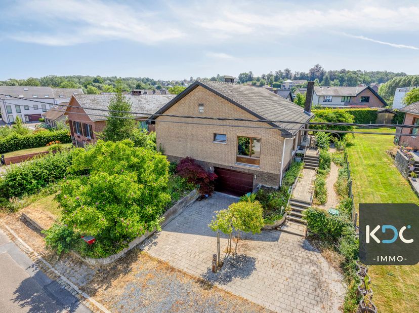 Een unieke kans voor renovatieliefhebbers! Deze alleenstaande villa met tal van mogelijkheden is rustig gelegen in een doodlopende straat, op wandelaf