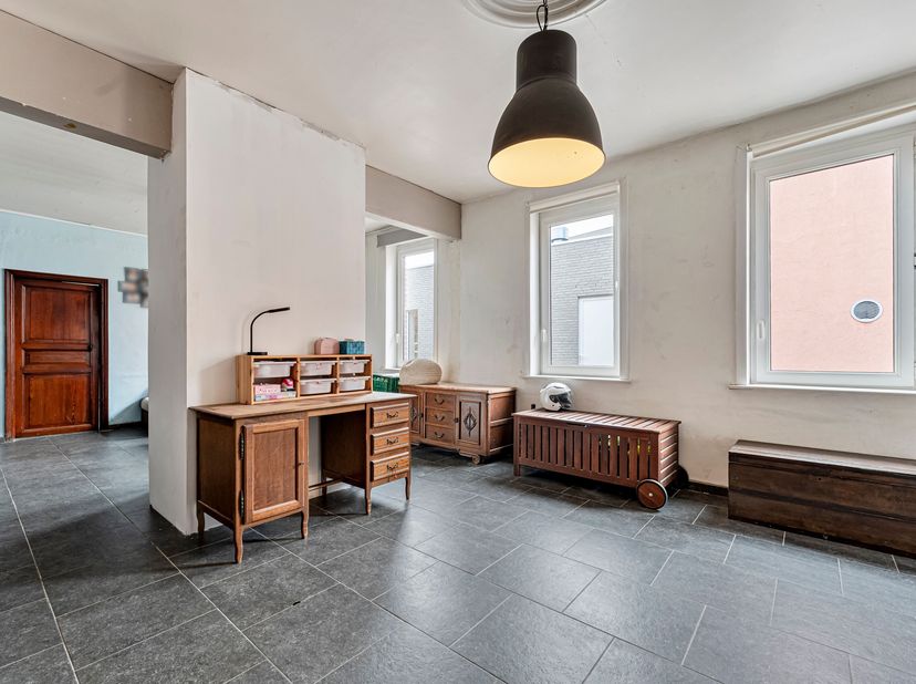 Ontdek deze ruime woning in Kluisbergen, ideaal gelegen nabij het centrum, scholen en winkels.<br />
Deze op te frissen woning biedt enorm veel potent