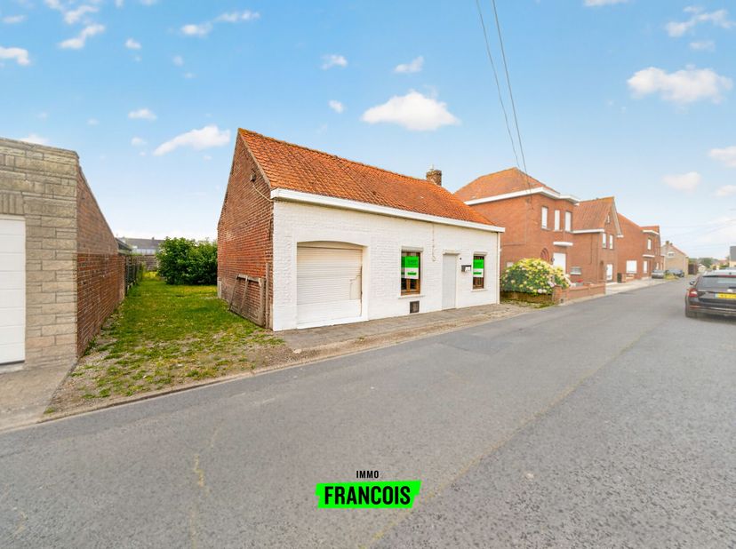 Dans le calme de Klerken se trouve cette maison individuelle sur un beau terrain de 550 m². La maison offre beaucoup de potentiel pour qui recherche u