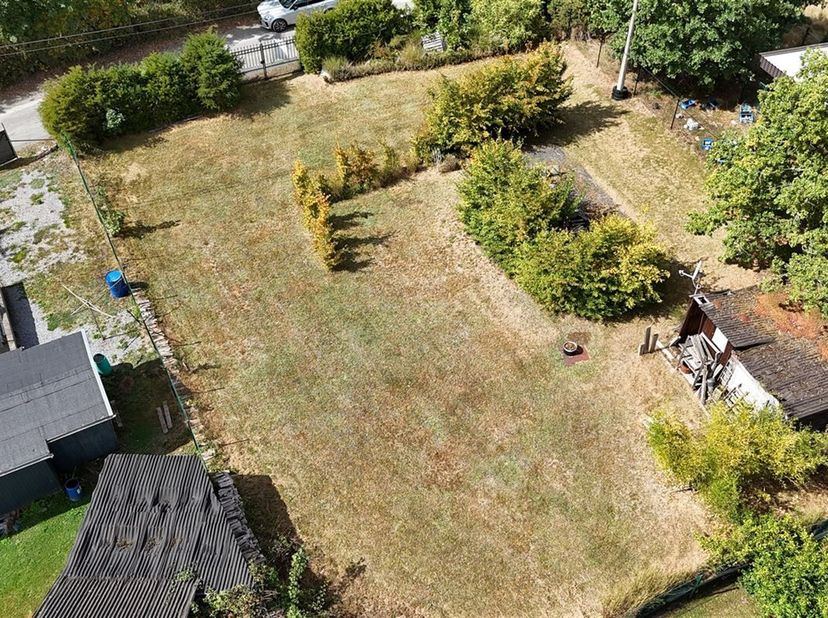 MCA Immobilier vous propose à la vente ce beau terrain à bâtir d'une superficie de 730 m² situé dans le Domaine du Stoqueux à Noiseux. Le terrain est