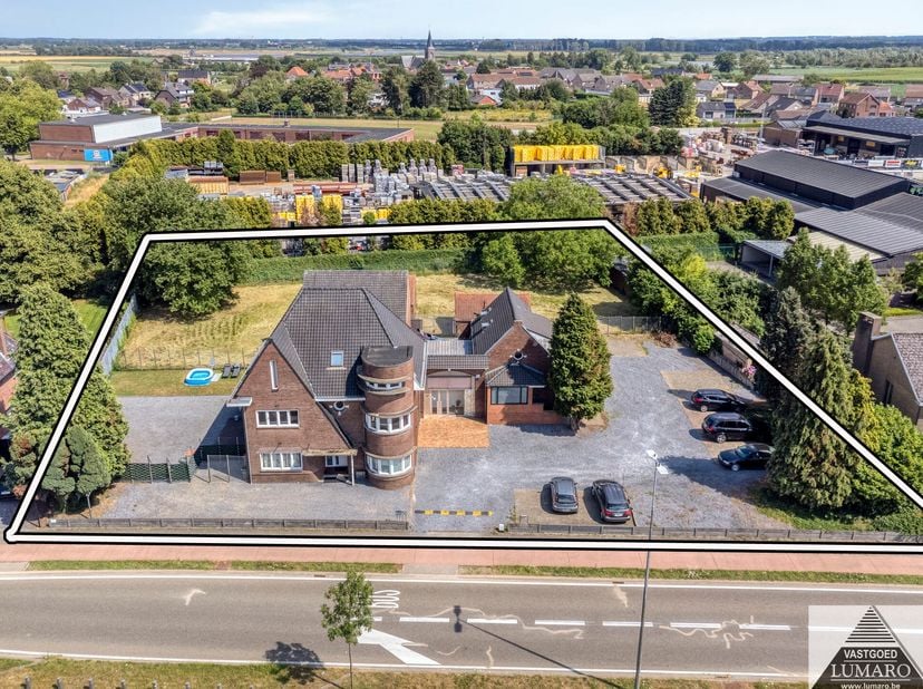 Karaktervol vrijstaand gebouw  met 3 wooneenheden  + bouwgrond. Totale oppervlakte : 2.887 m². Iedere woongelegenheid beschikt over een privé inkomdeu