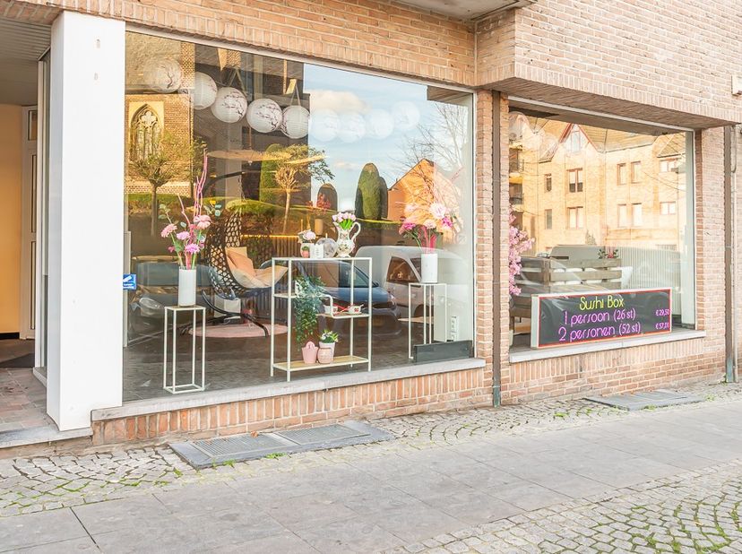 Instapklaar handelspand op toplocatie in centrum Lanaken<br />
Op een absolute toplocatie aan het Kerkplein in Lanaken bevindt zich dit veelzijdige ha
