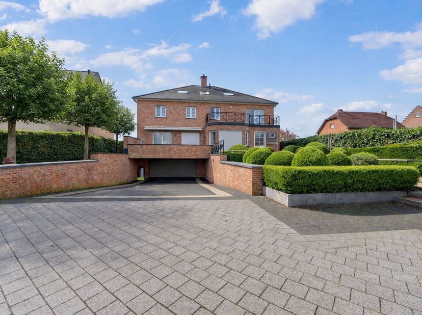 Deze indrukwekkende villa is gelegen op een perceel van 17 are 75 ca en beschikt over een uitzonderlijke bewoonbare oppervlakte van maar liefst 632 m²