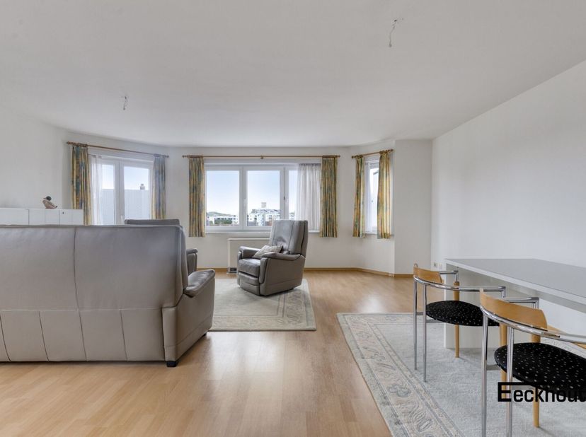 Dit ruime hoekappartement bevindt zich op een zeer gunstige ligging: vlakbij winkels, supermarkten, strand, Maria Hendrikapark ('t bosje) en openbaar