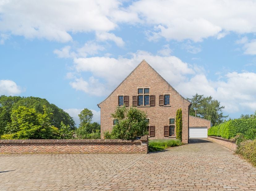 Ontdek deze unieke ruime woning met een vergunde hal van 250m² in Dessel centrum! <br />
Binnenkomen doen we in de centrale inkomhal met toegang tot e