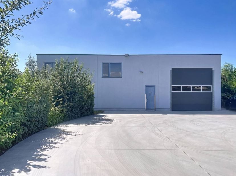 Entrepôt d'environ 611 m² à louer à Gavere comprenant des bureaux et des mezzanines<br />
<br />
Entrepôt spacieux avec portail sectionnel à louer à G