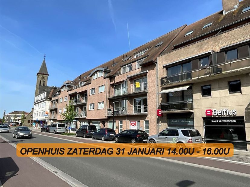 Prachtig appartement in het centrum van Oostrozebeke. Inkomhal met afzonderlijk gastentoilet, ruime living met uitzicht op een mooi terras. Terras met