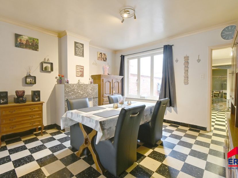 Aan de rand van het centrum van Eeklo vind je deze karaktervolle woning met drie slaapkamers (mog. 5) en een gezellige koer. (Deze is bereikbaar door