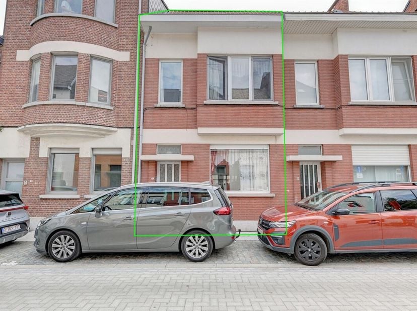 Plan je bezoek in via onderstaande link: https://mijnhuurprofiel.be/property/e8185ca6-a339-47fd-88dc-ac5e01b92aa5/login<br />
Woning met vier à vijf s