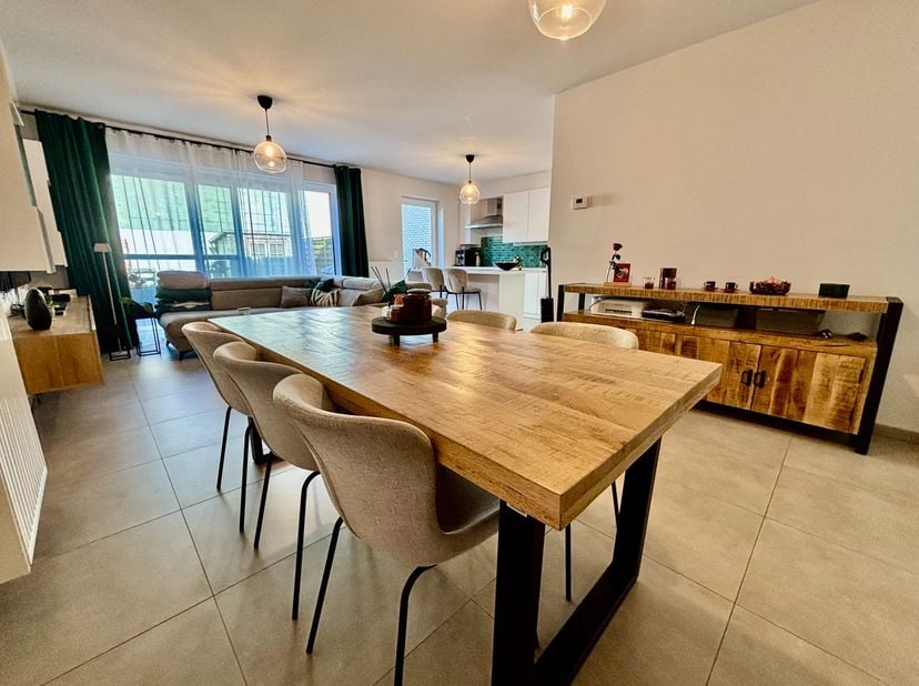 Deze verzorgde en rustig gelegen rijwoning in Ingelmunster combineert ruimte, comfort en een praktische indeling, waardoor ze de ideale thuis vormt vo