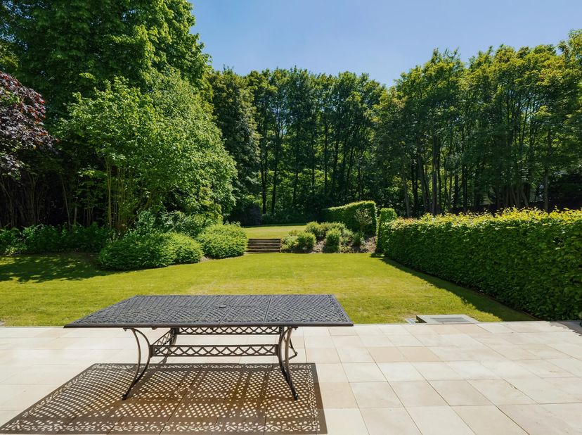 Victoire-Junot a le plaisir de vous présenter en exclusivité ce superbe rez-de-jardin avec jardin privatif denviron 10 ares, niché au cur dun domaine