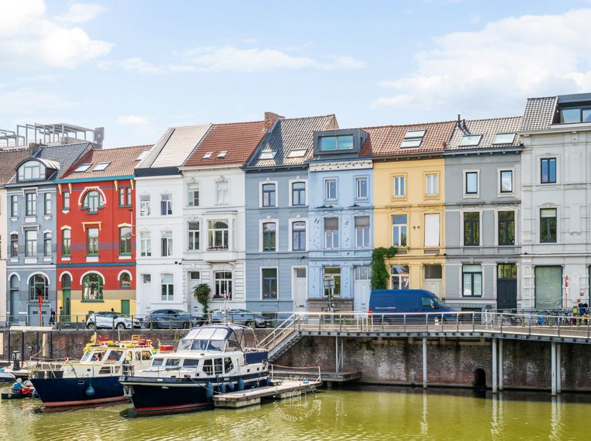 Op een uitzonderlijke locatie aan Portus Ganda bevindt zich deze karaktervolle en veelzijdige herenwoning met een bewoonbare oppervlakte van ca. 234 m