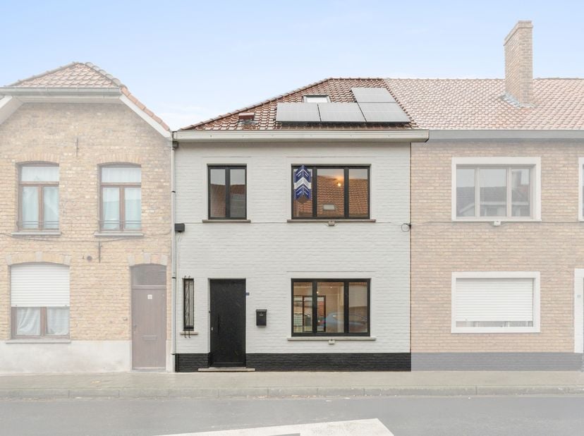 Deze instapklare woning in de gewilde Assebroekse Brugse rand werd van a tot z grondig gerenoveerd en combineert een strakke, moderne afwerking met do