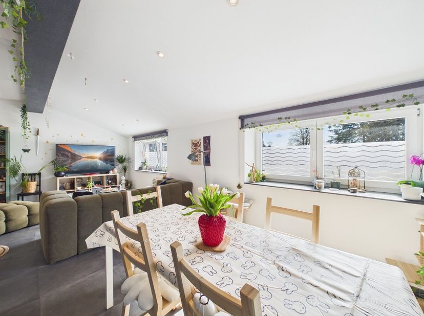ERA B-LUX stelt dit prachtige en lichtrijke appartement van 78 m² voor, ideaal gelegen in het centrum van Libramont, vlak bij het station, scholen, wi