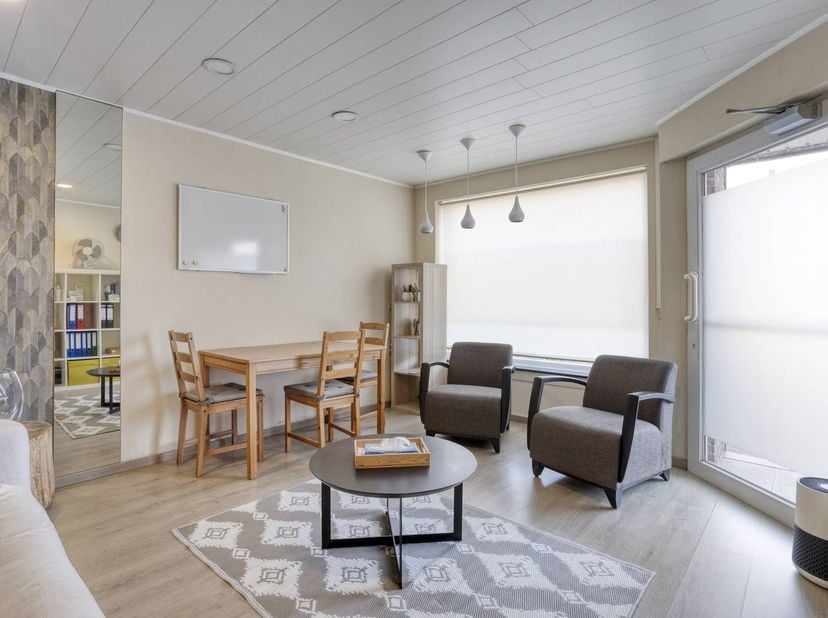 Le bâtiment commercial du rez-de-chaussée comprend une salle d'attente pratique, 3 salles de pratique fonctionnelles, une kitchenette et des toilettes