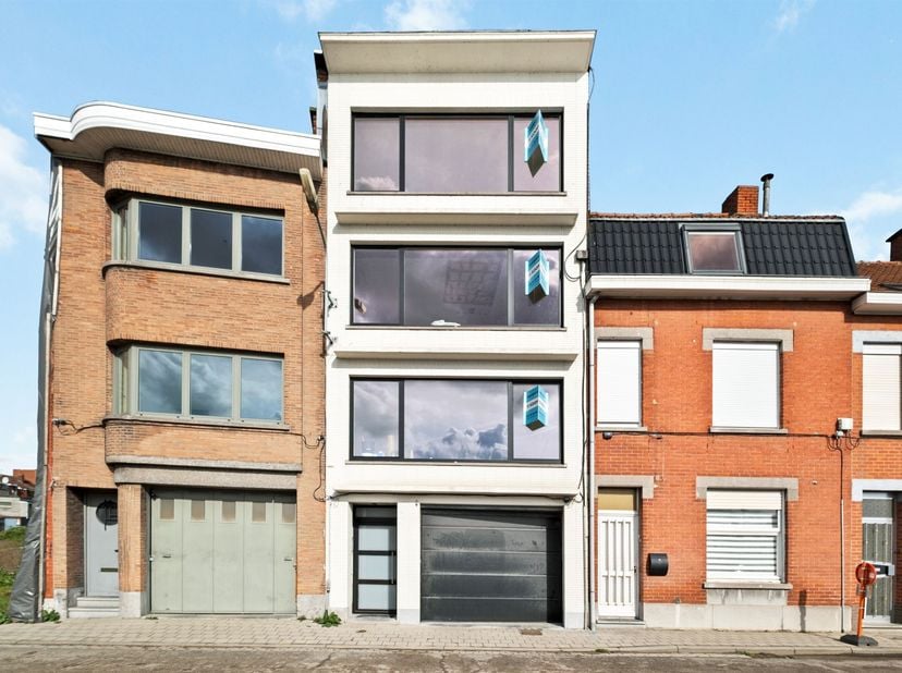 Opbrengsteigendom met 3 appartementen en mogelijkheid tot meer te koop aan de leie. <br />
<br />
Wanneer u op zoek bent achter een goede investering,