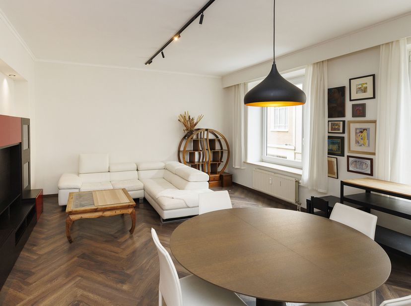 Ruim gerenoveerd appartement met een opvallende art-deco-uitstraling, ideaal gelegen vlak bij het strand, het stadscentrum én op slechts 3 minuten wan