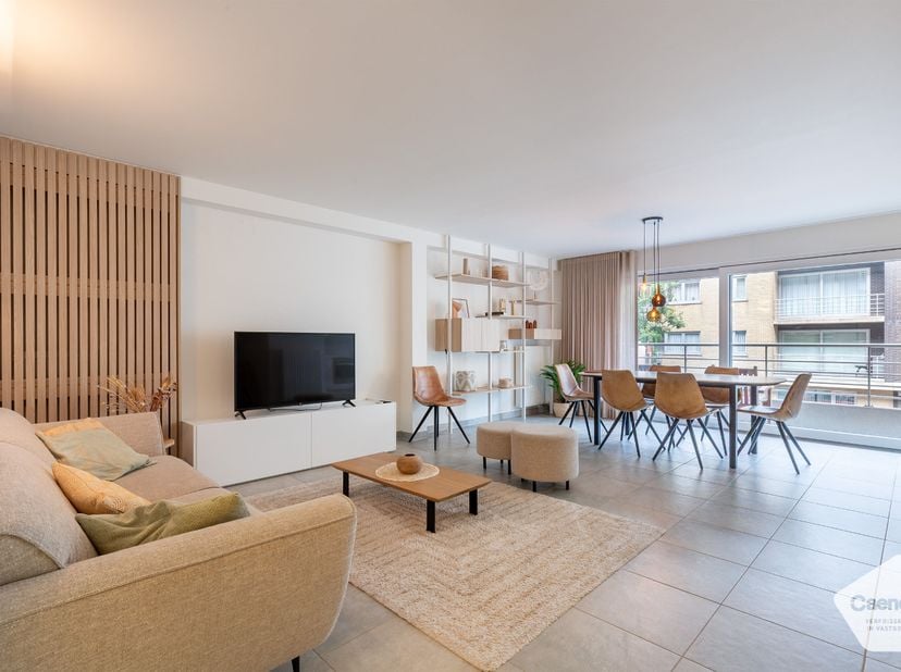 Dit instapklare en smaakvol gerenoveerde appartement bevindt zich op een rustige locatie, op wandelafstand van de zeedijk, winkels en openbaar vervoer