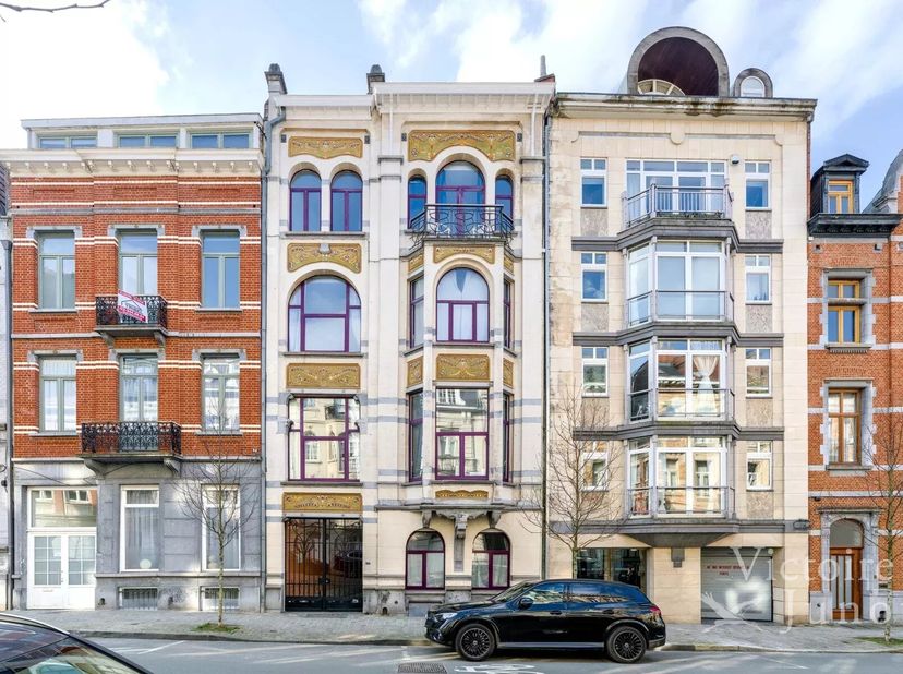 Zeer mooi en charmant appartement met veel lichtinval, ideaal gelegen in een herenwoning naar het ontwerp van Gustave Strauven, tussen de Louizalaan e