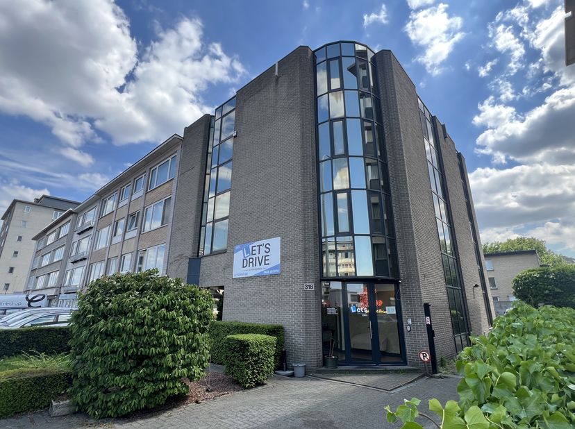 KANTOORGEBOUW (650M²) MET PARKING GELEGEN AAN DE BISSCHOPPENHOFLAAN 318 TE 2100 ANTWERPEN (DEURNE).<br />
TROEVEN:<br />
- Ligging: vlakbij de opritte