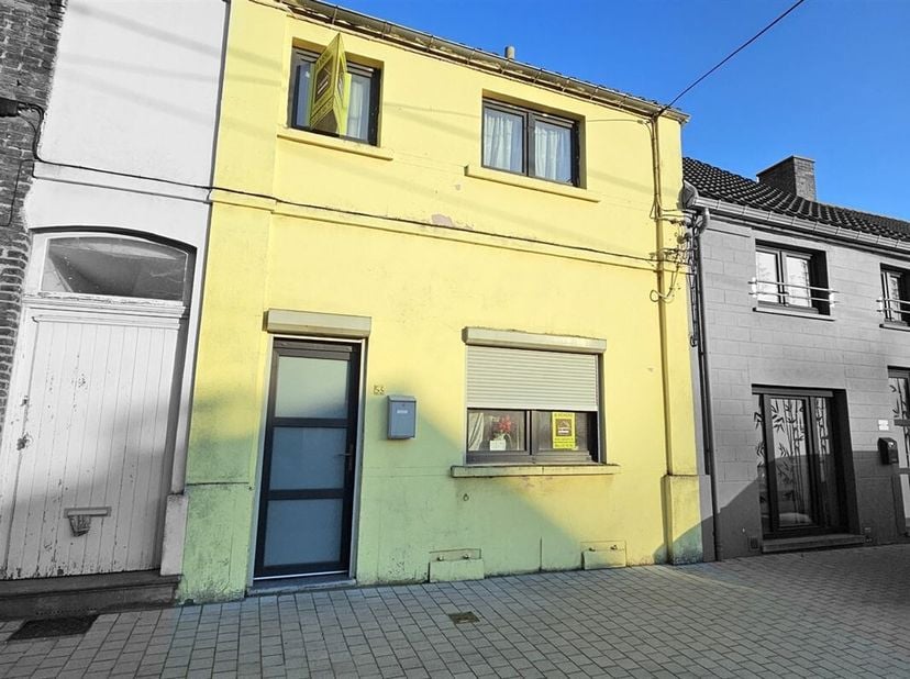 - SOUS OTION - PLUS DE VISITES Prix: Offre à partir de 90.000 euros, frais d'agence non inclus et à charge de l'acquéreur.<br />
Maison à rénover comp