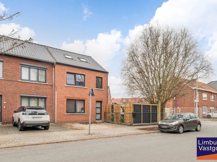 Gerenoveerde stadswoning met zuidgerichte tuin vlakbij de Kleine Ring van Hasselt. Centraal gelegen nabij het recent aangelegd park met speeltuin "Vre