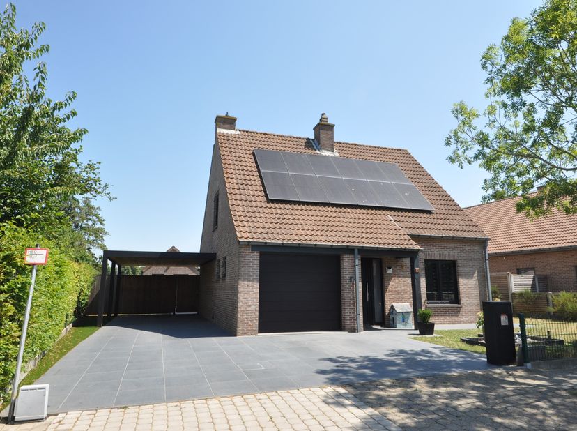 Bent u op zoek naar een instapklare villa waar comfort, ruimte en kwaliteit centraal staan? Dan is deze prachtig gerenoveerde woning in een rustige wo