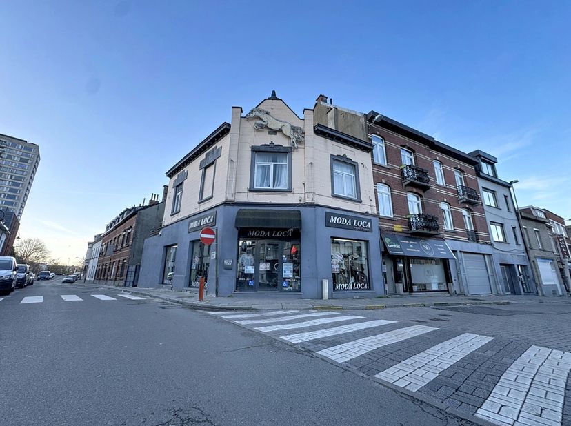 En haut de la Rue de Wand, au sein dun environnement commerçant, très beau rez-de-chaussée commercial de ±120 m², au sein dun petit immeuble de 2 unit