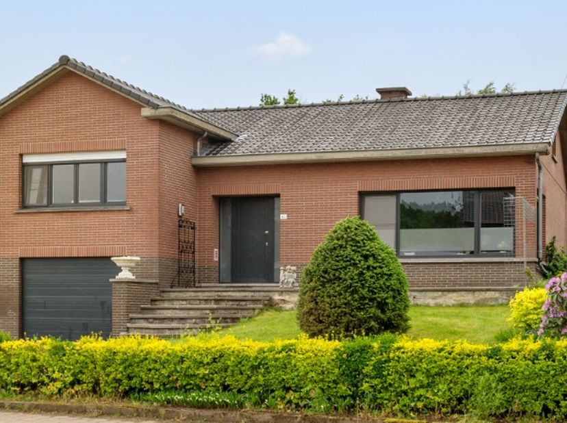 Landhuis met tuin op een zuidelijk georiënteerd perceel van 14a72ca.<br />
Omvat: inkom, living van 36m², volledig ingerichte keuken met aanpalende ve