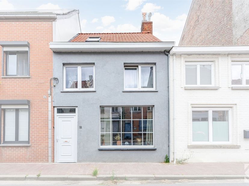 Volledig gerenoveerde woning 4 slaapkamers en tuin.<br />
<br />
In het hart van het idyllische Roesbrugge, langs de IJzer, bevindt zich deze volled
