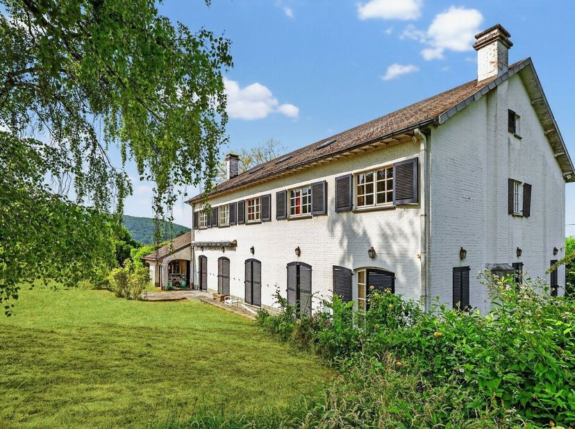 PROFONDEVILLE, dans un cadre calme, superbe VILLA (7ch+Bureau/2SDB) construite en 1971 sur une jolie parcelle de 30,94 ares. La villa est aujourdhui é