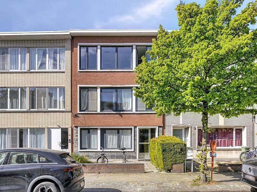 Gerenoveerd appartement te koop in de populaire Oosterveldwijk in Wilrijk. <br />
<br />
Indeling: <br />
- ruime inkomhal met apart gastentoilet <br