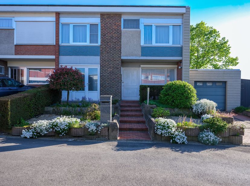 In een aangename en rustige buurt in Deerlijk vind je deze opvallend ruime woning op een perceel van 438 m².<br />
Met 4 slaapkamers, 2 grote garages,