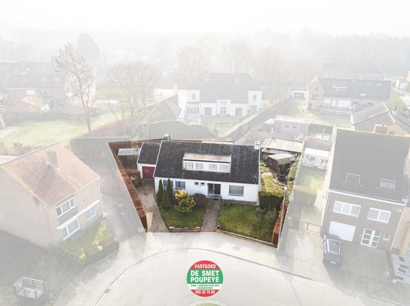 Bent u op zoek naar een alleenstaande woning met veel ruimte, rust en uitbreidingsmogelijkheden? Dan is deze op te frissen woning in de Antonis de Roo