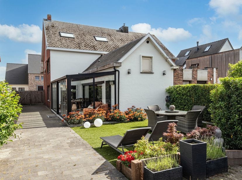 Instapklare woning met 4 slpk. te Minderhout<br />
INDELING:<br />
- Inkomhal met gastentoilet<br />
- Ruime woonkamer<br />
- Volledig uitgeruste lee