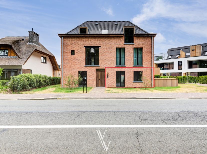 Dit gelijkvloers nieuwbouwappartement van 99 m² (bruto) maakt deel uit van een kleinschalige residentie met slechts 5 appartementen en is gelegen in h
