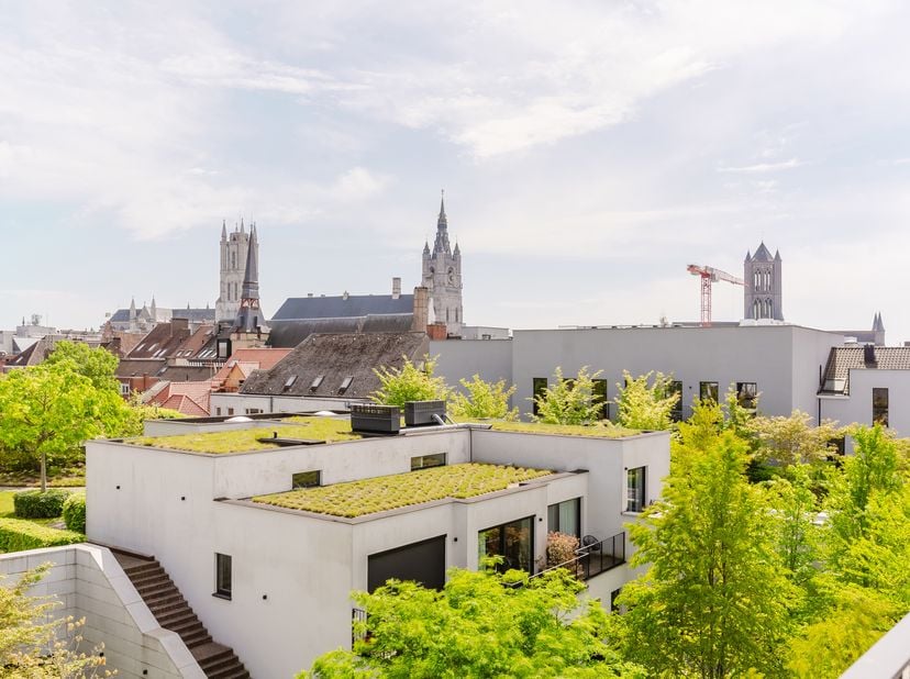 LIGGING<br />
Ontdek deze exclusieve eigendom gelegen in de prestigieuze residentie “Dulle Griet Garden”, waar stedelijke elegantie en groene serenite