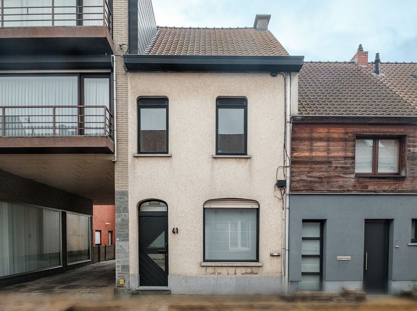 Ligging<br />
Ontdek deze charmante woning met 3 slaapkamers, ideaal gelegen pal in het centrum van Waregem. Dankzij de uitstekende ligging bevindt u