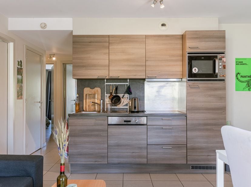 Gelegen in de Willem de Beersteeg 7 bevindt zich dit lichtrijke appartement met een unieke ligging aan het water, in het hart van Gent.<br />
EPC: A<b