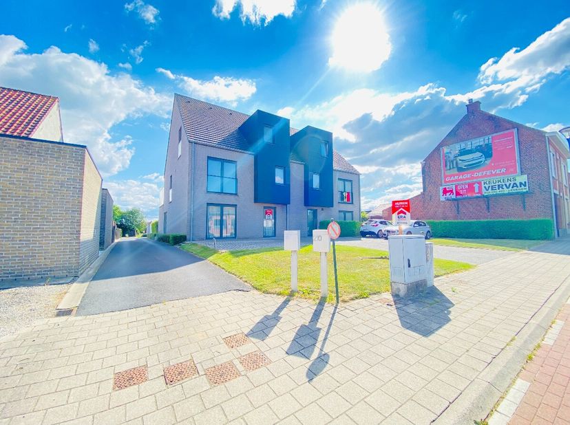 Zonnebeke - Appartement met 2 slaapkamers en tuin.Dit appartement bestaat uit:Inkom, apart toilet, woonkamer, badkamer, berging, 2 slaapkamers en tuin