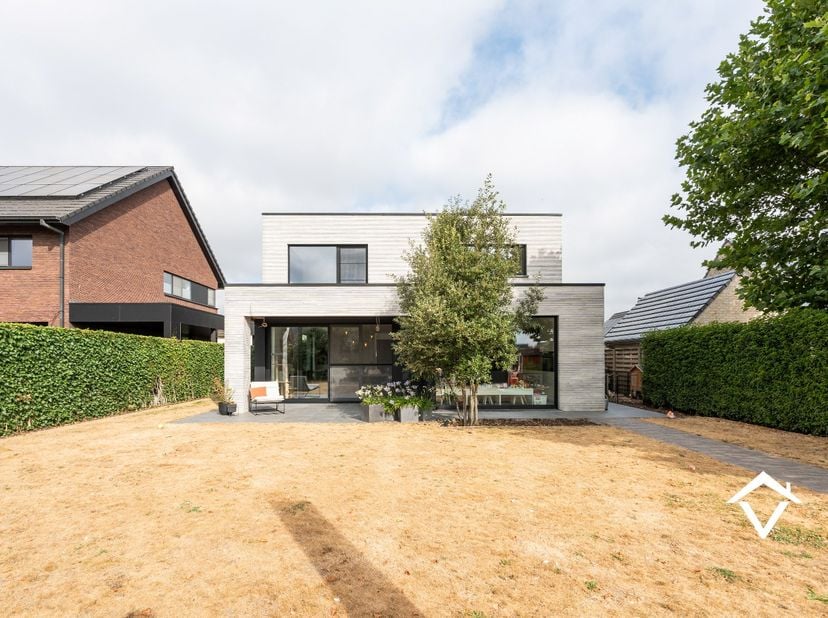 Bent u op zoek naar een moderne, instapklare woning waar ruimte, comfort en energiezuinigheid perfect samengaan? Dan is deze prachtige open bebouwing