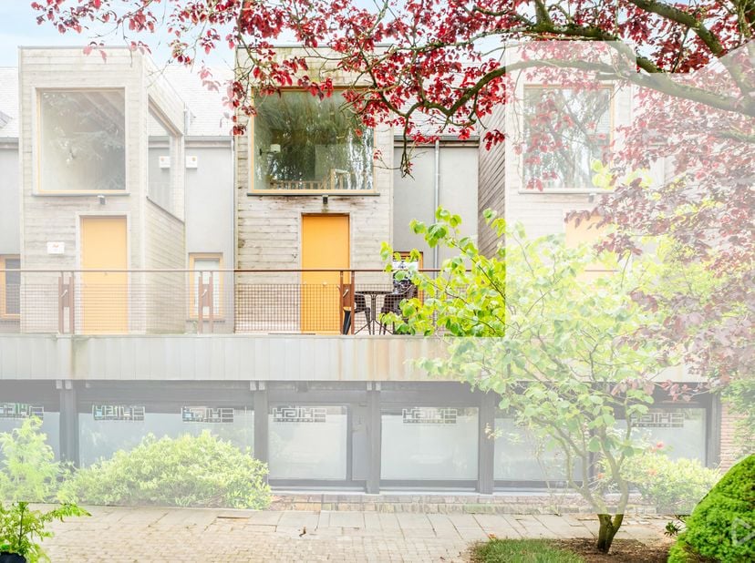 Ideaal gelegen te Walhain, op enkele minuten van Louvain-la-Neuve en al zijn voorzieningen, verleidt dit mooie duplex met een bruto oppervlakte van 94