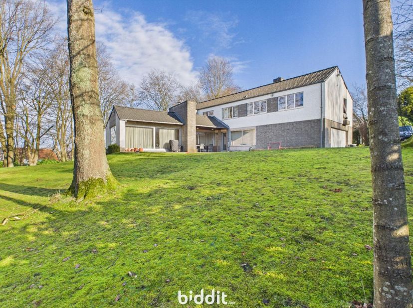 VILLA<br />
<br />
Een villa Gelegen Rooilandgaarde 15 voor een oppervlakte van 14a 11ca. <br />
<br />
Zeer gewilde buurt, dichtbij Dumonplein, openb