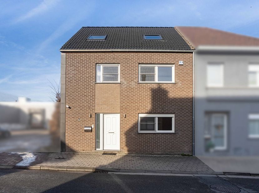Deze instapklare woning uit bouwjaar 2017 bestaat op het gelijkvloers uit een grote inkomhal met vestiaire, apart toilet, een eerste slaapkamer/bureau