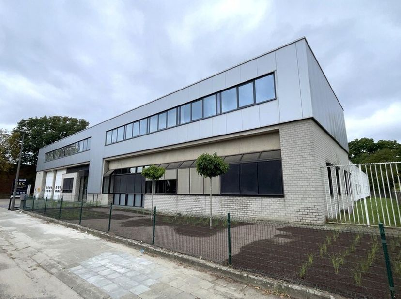 Op zoek naar een budgetvriendelijke en instapklare kantoorruimte op een toplocatie in de regio Antwerpen?<br />
Ontdek dit kantoor van 520 m², verdeel