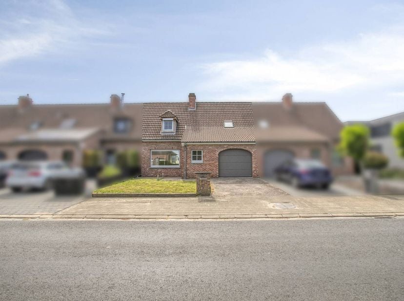 Vous recherchez une maison familiale dans un endroit calme sans sacrifier l'accessibilité ? Alors cette maison de la Magerstraat à Heule vaut vraiment