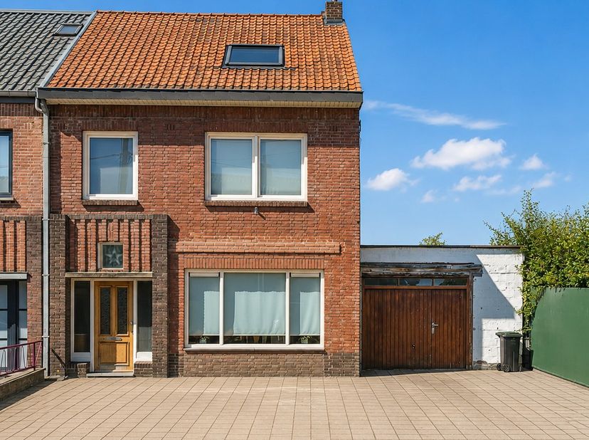 Gezinswoning met ruime garage, grote zolder en zonnige tuin&amp;nbsp;<br />
<br />
In een rustige woonomgeving in Vroenhoven bevindt zich deze verzorgde g