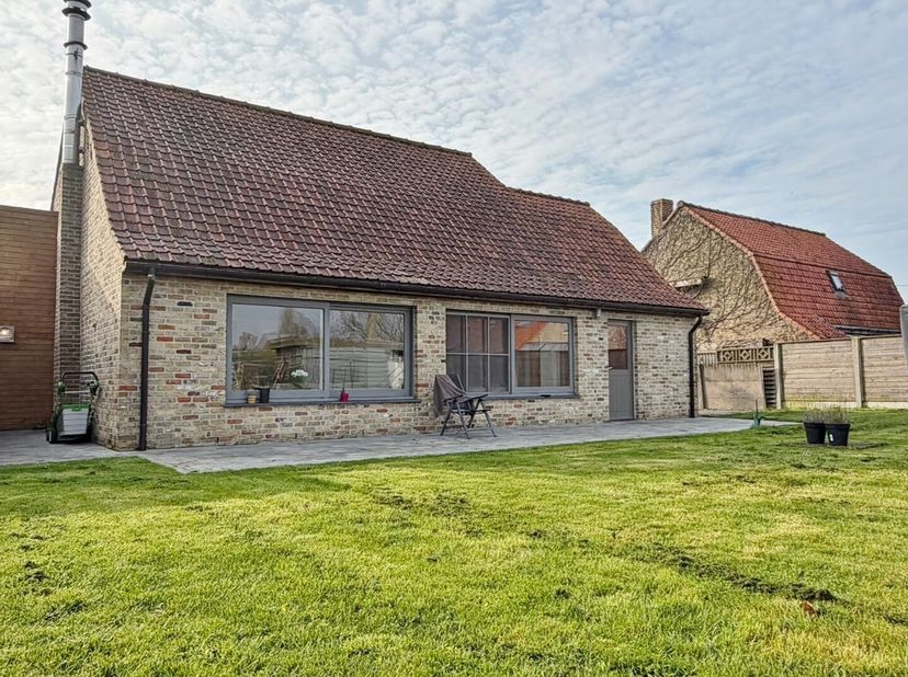 In het rustige en landelijke Merkem bevindt zich deze charmante woning op een perceel van maar liefst 880 m². Hier geniet je dagelijks van rust, ruimt
