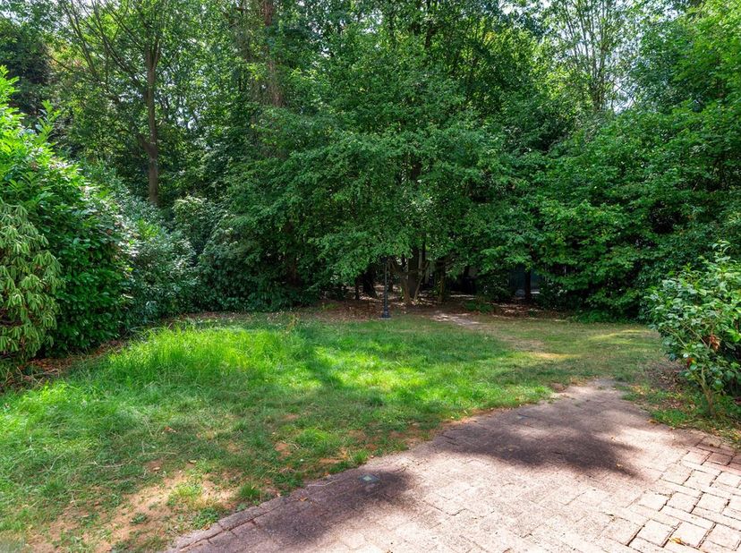 Bijzonder ruim GLV appartement van 188 m² met tuin en garage<br />
Ligging:<br />
Strategische ligging in het groene noordoosten van Kapellen, op een